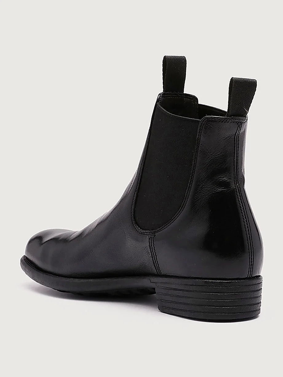 Black grosgrain pulls close view of the heel and sole edge