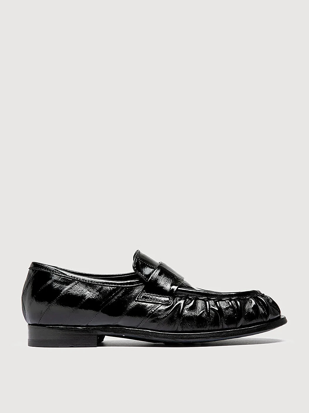 Black hybrid sole close view of the fastening