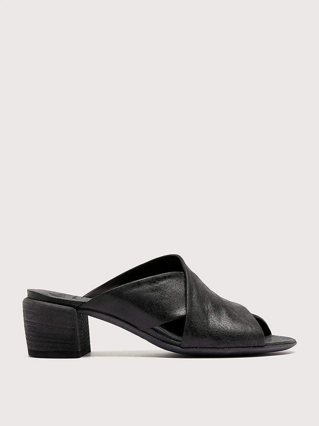 Black slides italian-made detail of the stitching and upper