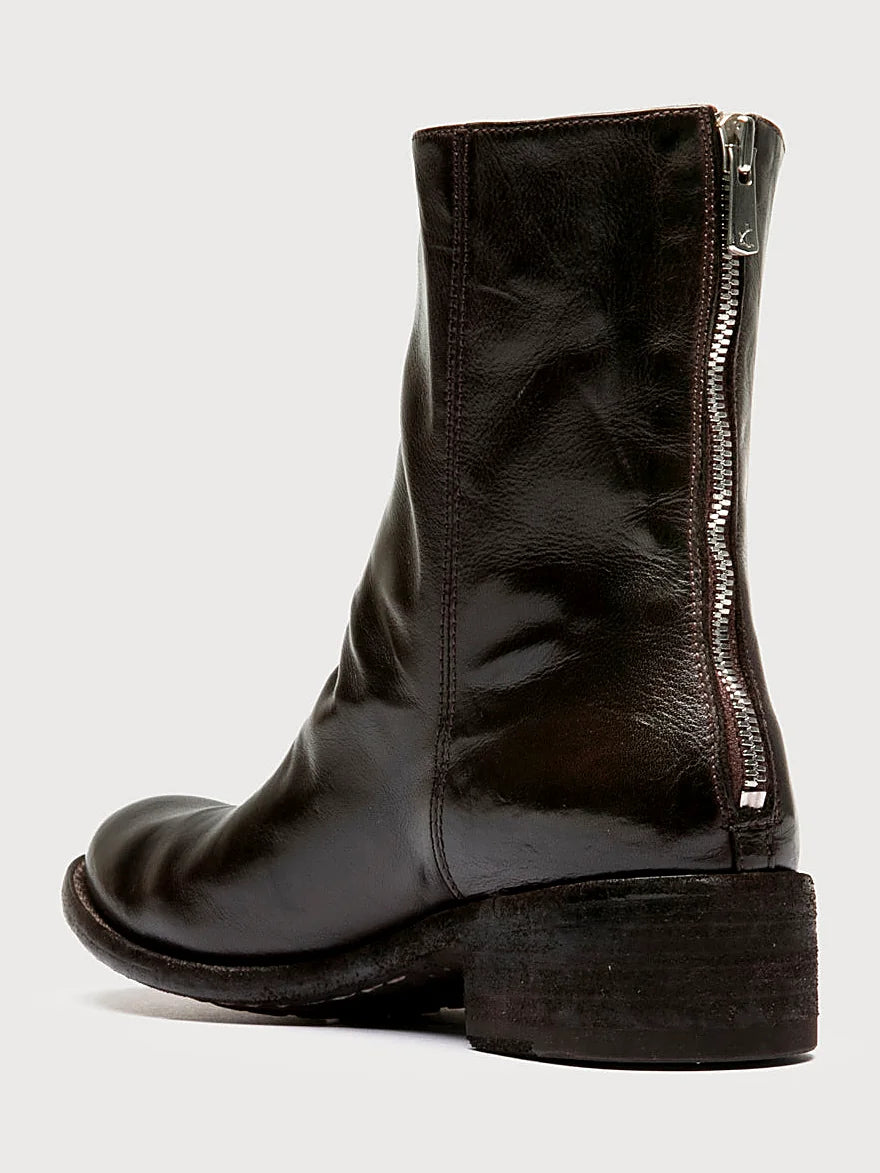 Brown natural folds seen at an angle showing the toe