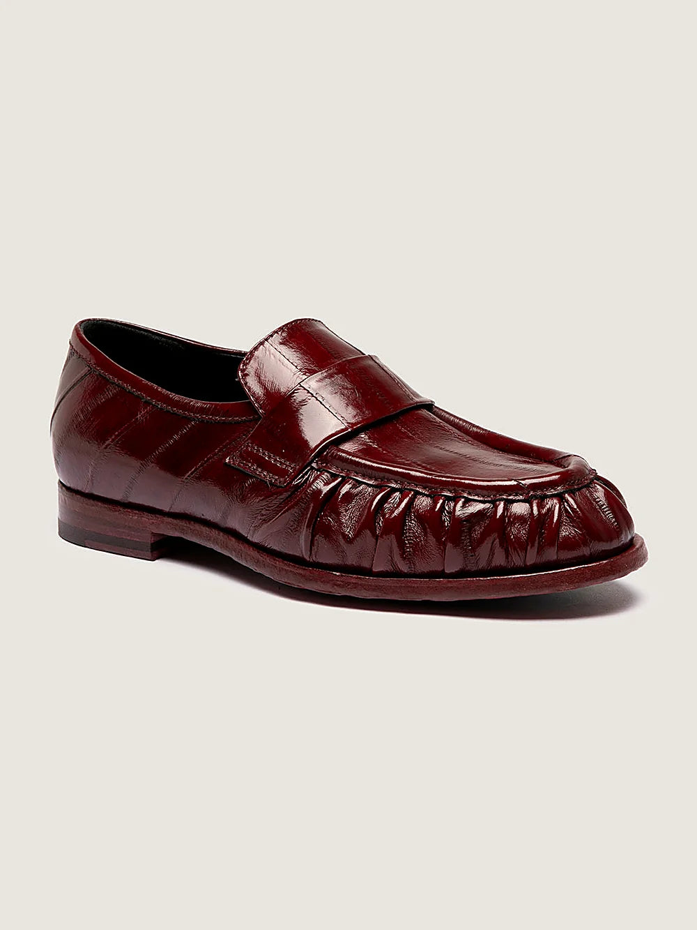 Burgundy rubber-injected sole close view of the fastening